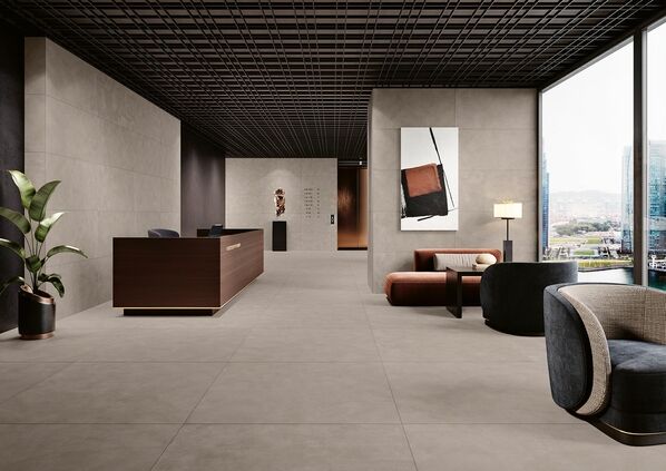 Modernes offenes Wohnzimmer mit grauen, großformatigen Fliesen an Wänden und auf den Boden (Margres Metropolis, Grey).