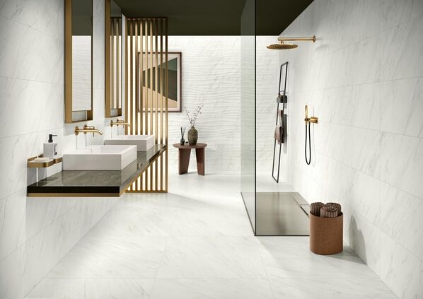 Helles, großes Badezimmer mit weißen Marmorfliesen (Love Tiles Majestic Carrara). 