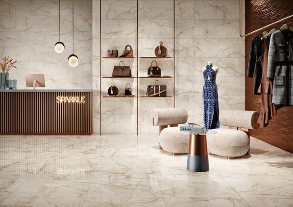 Stilvolle Boutique mit hellen Marmorfliesen auf dem Boden und an der Wand (Love Tiles Majestic in der Farbe Crystal White).