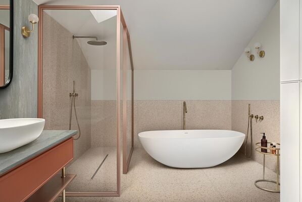 Badezimmer mit Badewanne und rötlichem Terrazzoboden (Marazzi Frammento)