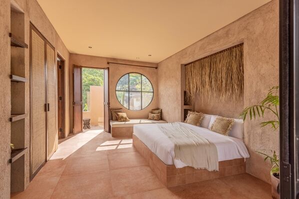 Schlafzimmer in Erdtönen, gestaltet mit der Marazzi Slow in der Farbe Coccio.
