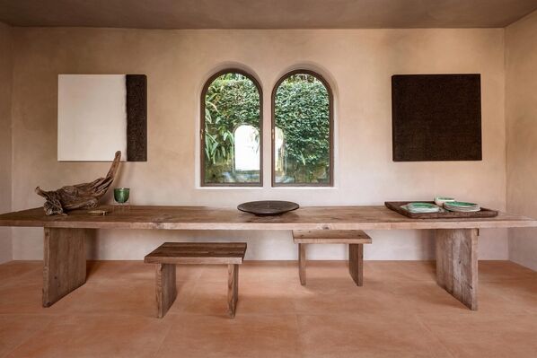 Esszimmer mit Holztisch in Erdtönen. Der Boden ist mit der Marazzi Slow in der Farbe Cotto gestaltet.