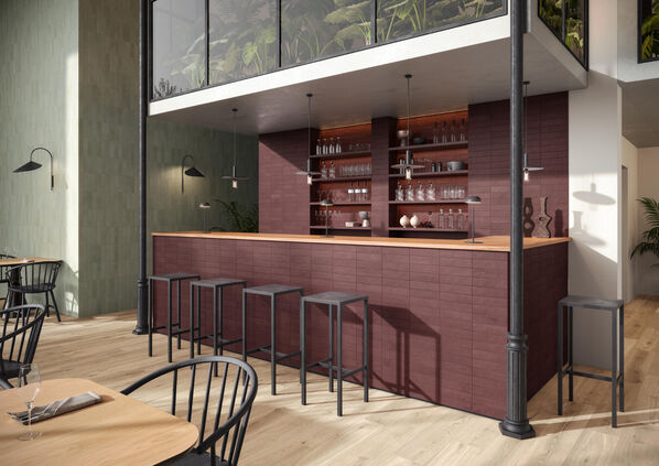 Bar, die mit stilvollen weinroten Fliesen im Ziegelsteinformat gestaltet wurde und den Hingucker im Raum bildet. 