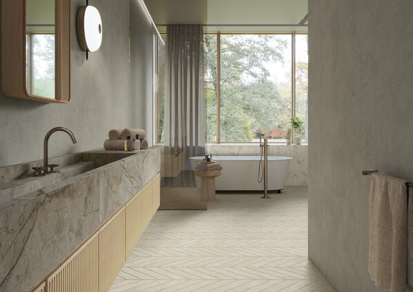 helles modernes Badezimmer. Ein besonderes Highlight bildet der Fußboden der mit der Marca Corona Arkigeo im Chevron Format gestaltet ist. 