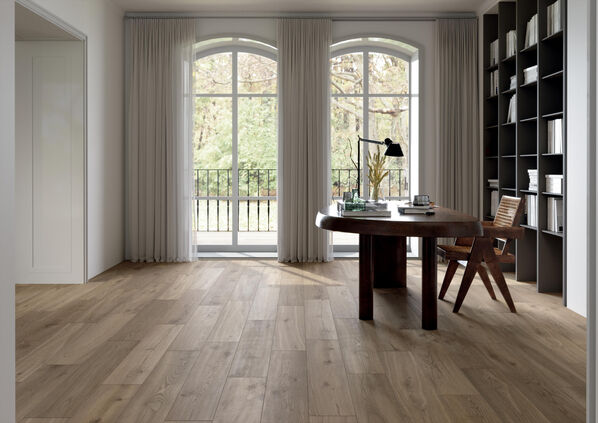 Wohnbereich mit hellen Fenstern und einem schönen Fliesenboden in Holzoptik - Marca Corona Elisir Royal.