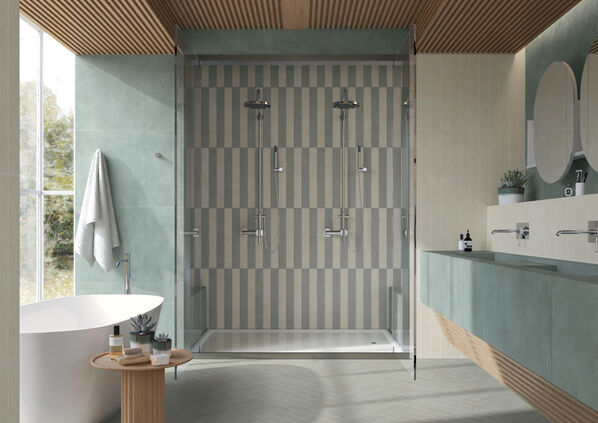 Badezimmer mit großer bodenebener Dusche, die mit der kleinen schmalen Fliese Marca Corona Longarine Brio gestaltet wurde.