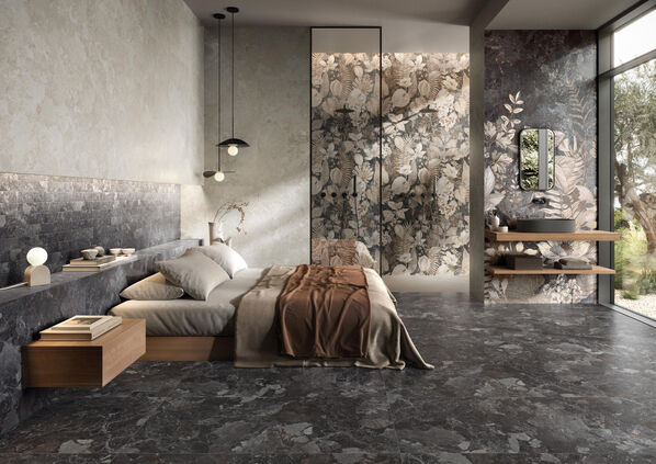 Schlafraum mit offener Dusche. Der Raum ist mit wunderschönen Fliesen in dunkler und heller Steinoptik gefliest: ceramicvision Mockup.