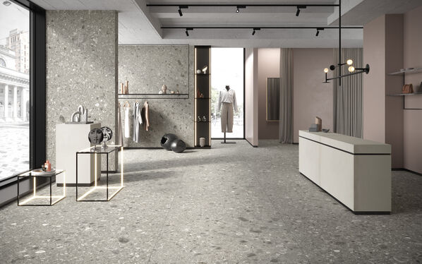 Luxuriöse Bekleidungs-Boutique, die mit Fliesen im Ceppo di Gré Look gestaltet wurde. 