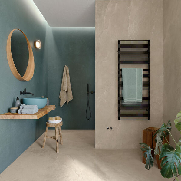 Stilvolles Badezimmer mit zwei verschieden farbigen gefliesten Wänden - Blau und Sand (Imola Ceramica Azuma Rock Sand)