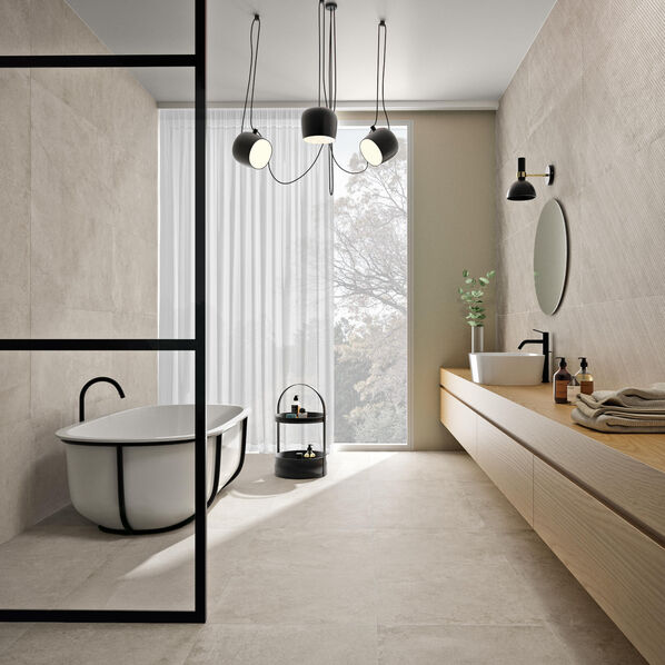 Helles Badezimmer, das mit der Imola Ceramica Stoncrete in der Farbe Camargue gefliest ist. 