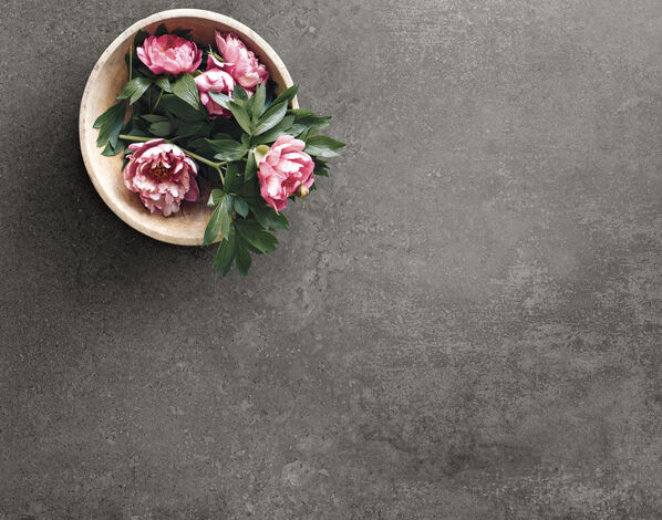 Nahaufnahme einer Fliese - Imola Ceramica Stoncrete in der Farbe Dark Grey.