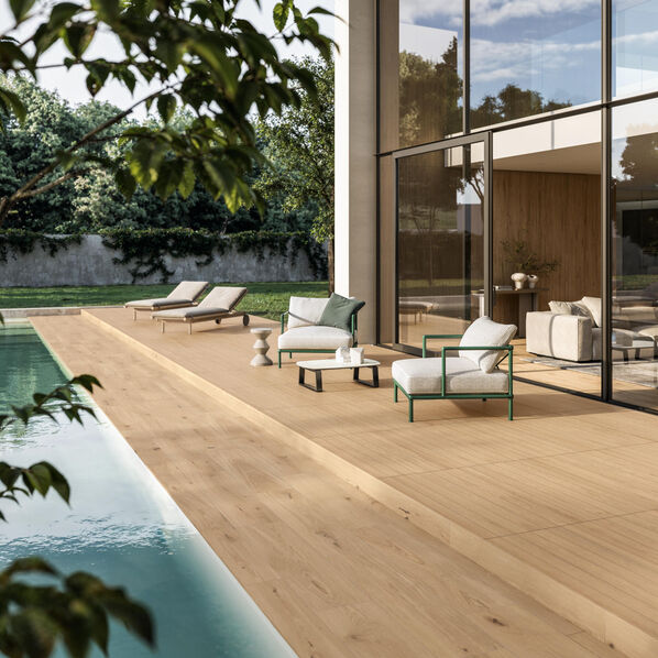 Pool mit angrenzender Terrasse in Holzoptik (Atlas Concorde Log Outdoor).