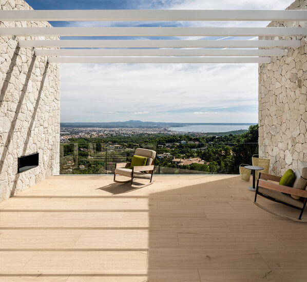 Große Dachterrasse mit Fliesenboden in Holzoptik (Atlas Concorde Log Outdoor).