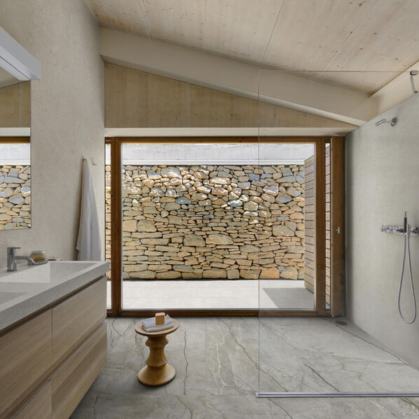 Badezimmer mit Fliesenboden in authentischer Steinoptik - Marazzi Mystone Silver Root.