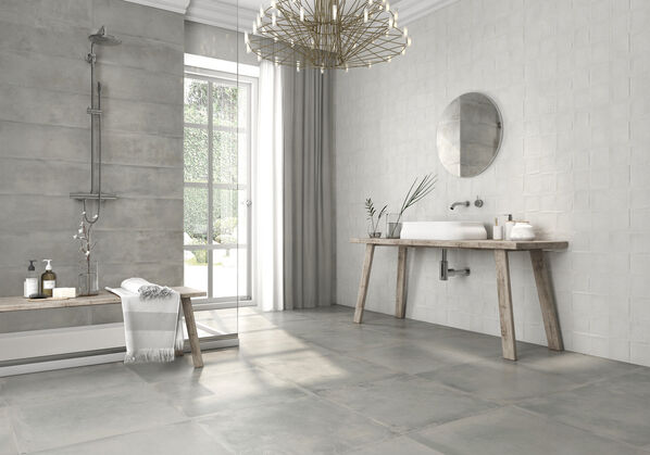 Ein Badezimmer in Grau: Keraben Remake kann minimalistisch-moderne Konzepte genauso gut wie aufregend-abwechslungsreiche mit Dekoren.