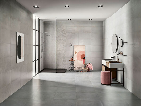 Ein Badezimmer mit einer bodengleichen Dusche: Die Serie Love Tiles Metallic Steel.