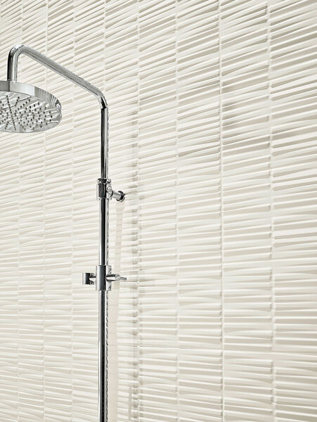Love Tiles in der Farbe White mit einem besonderen Streifen-Dekor in der Dusche.