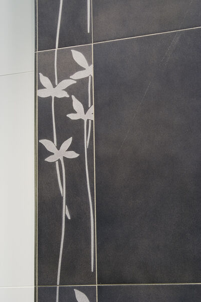 Ein Dekor in Schwarz mit weißen Blumenmustern von Melrose / Villeroy & Boch.