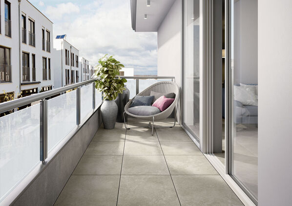 Ein Balkon, verlegt mit Bodenfliesen / Terrassenplatten der Serie Mineral Spring Outdoor von Villeroy & Boch.