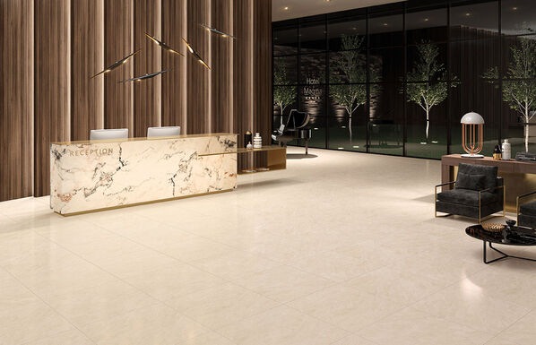 Eingangsbereich eines Hotels mit hellem, edlen Fliesenboden in Steinoptik - Margres Concept in der Farbe Beige.