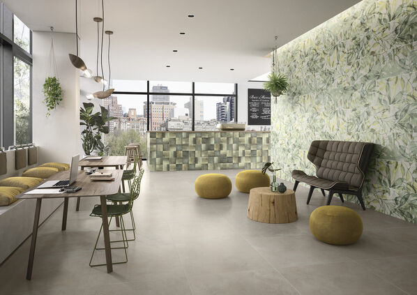 Moderner, großer Wohnraum mit Loftcharakter, der an den Wänden mit Fliesen im grünen Jungle-Print gestaltet ist (Villeroy & Boch Urban Jungle).