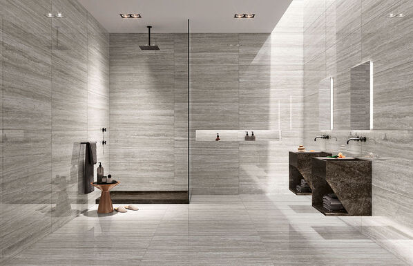 Margres Prestige zeigt ein voll ausgestattetes Badezimmer mit den Fliesen in der Farbe Travertino Grey.