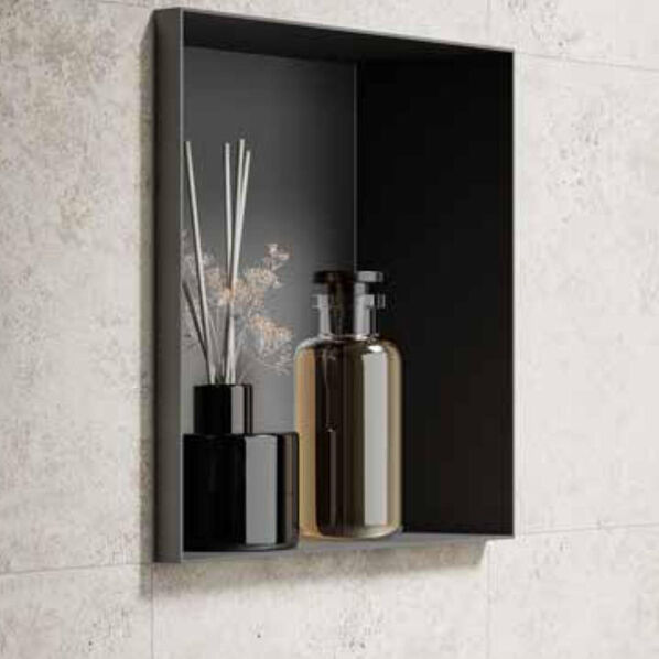 Schwarze DESIGN-NICHE von Schlüter Systems, verbaut in der Wand, in einem grauen Fliesenspiegel.