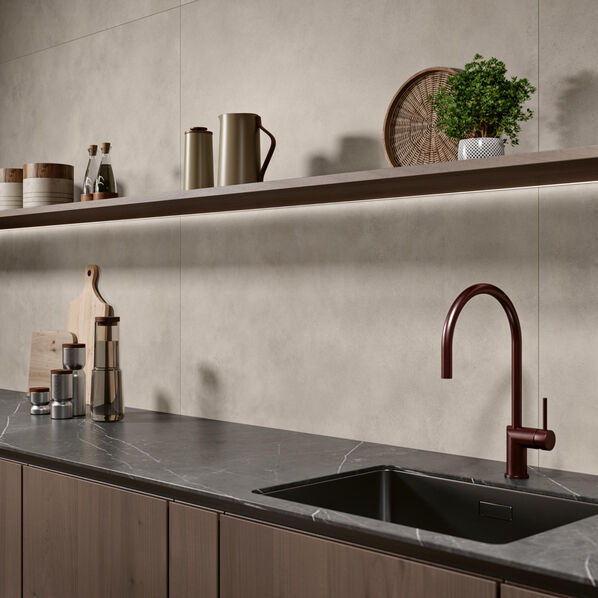 Küchenzeile mit Küchenspiegel in Betonoptik - Steuler Design Habitat