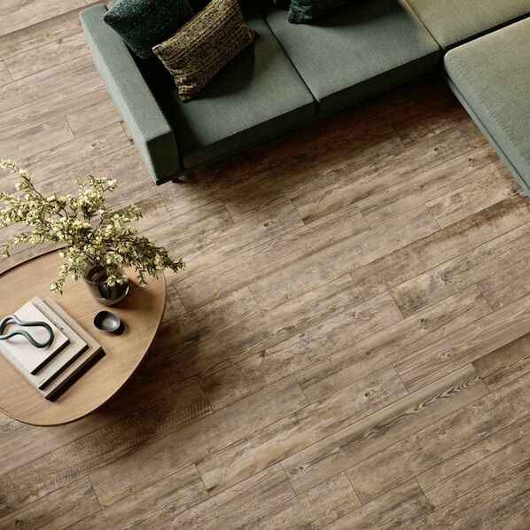 Gefliester Wohnzimmerboden in Holzoptik von oben - Steuler Design Sherwood.