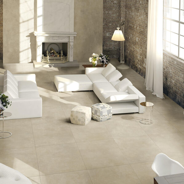 Helles Wohnzimmer mit Fliesenboden in freundlicher Betonoptik, La Fabbrica Ava Skyline Beige.