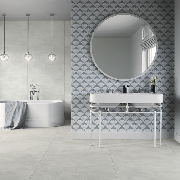 Badezimmer in heller Betonoptik, La Fabbrica Ava Skyline.