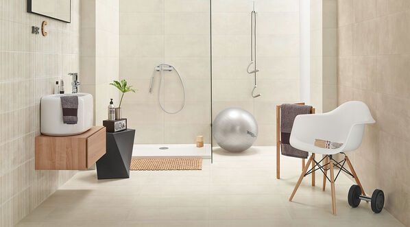 Love Tiles Ground Fliesen an Wand und Boden im Badezimmer.