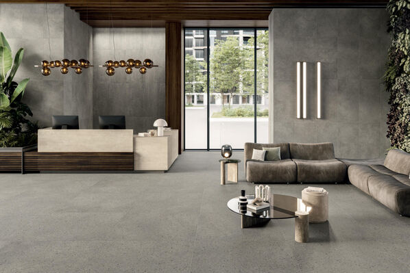 Wohnzimmer mit grauen Fliesen in Betonoptik - Ceramiche Caesar Civic.