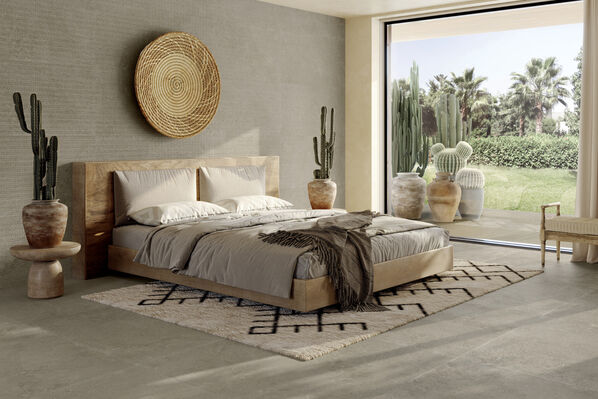 Großes Schlafzimmer mit bodentiefen großem Fenster und einem Fliesenboden in natürlicher Steinoptik - Imola Ceramica Closer.