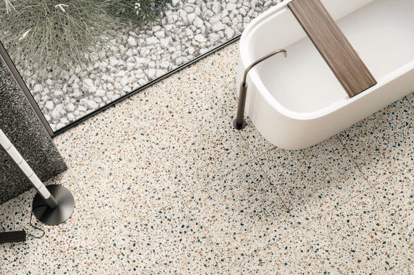 Badezimmer mit Fliesenboden in Terrazzooptik von oben fotografiert - Ceramiche Caesar Civic.