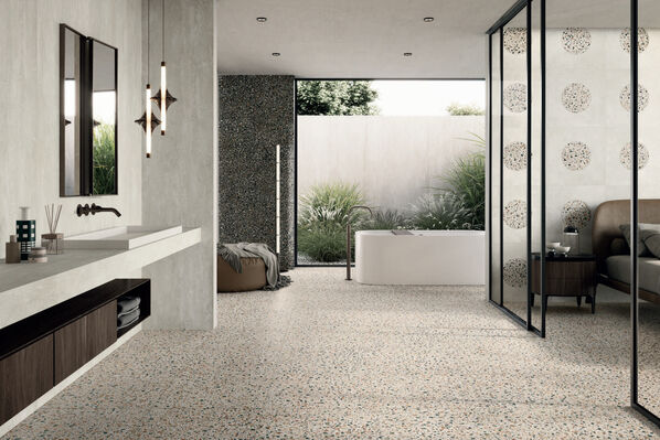 Badezimmer mit Fliesenboden in moderner Terrazzooptik und dazu passenden Wandfliesen der Fliesenserie Ceramiche Caesar Civic.