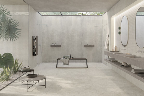 Modernes Badezimmer in heller Betonoptik. Sowohl der Fußboden als auch die Wände sind mit der Boost Vision von Atlas Concorde modern in Szene gesetzt. 