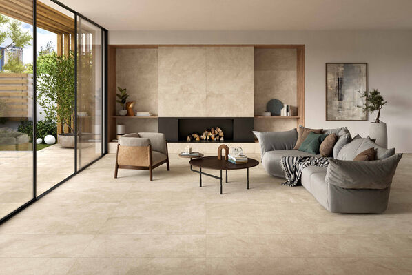 Wohnzimmer mit Fliesen in warmer sandiger Steinoptik - Ceramiche Caesar Haven.