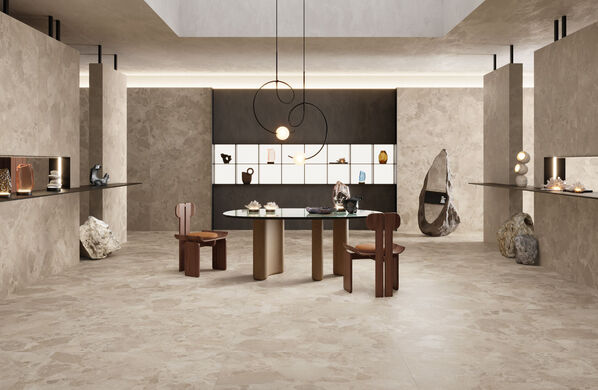 Esszimmer mit Fliesenboden in warmer, lebhafter Steinoptik - Ceramiche Caesar Bloomstone.