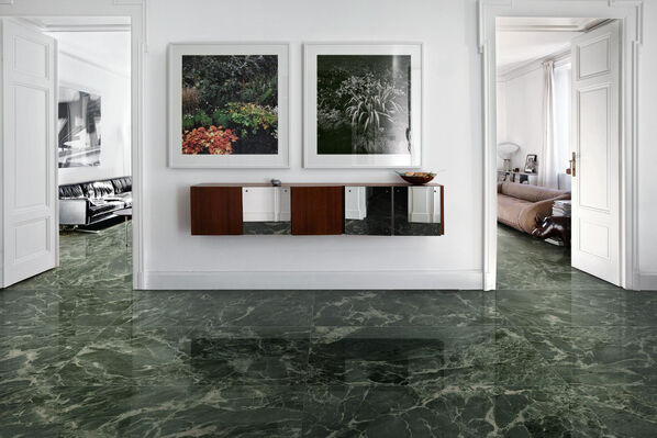 Heller Flurbereich, dessen Highlight ein dunkelgrüner Fliesenboden in Marmoroptik ist - Marazzi Allmarble in der Farbe Verde Aver.