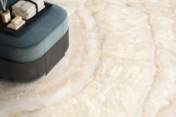 Nahaufnahme einer hellen Fliese in Marmoroptik, dessen Oberfläche an Edelsteine erinnert - Emilceramica Tele Di Marmo Lumia.