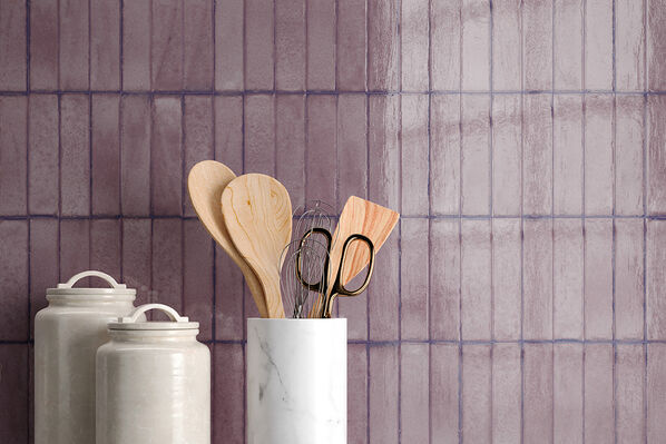 Küchenspiegel mit kleinen schmalen Fliesen in Ziegelsteinformat - Sant Agostino Tetris - hochkant gestaltet und in Szene gesetzt. 