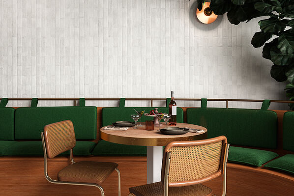 Tisch mit zwei Stühlen vor einer Sitzbank im Restaurant vor einer weißen Fliesenwand - Sant Agostino Tetris in der Farbe White