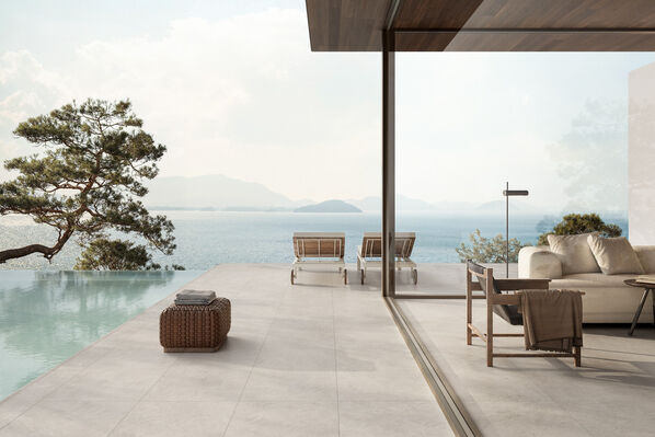 Terrasse mit der Monocibec Monogram Outdoor Royal