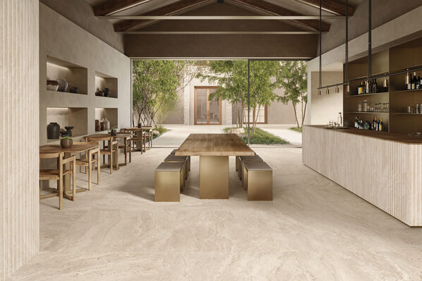 Offener Wohnbereich mit Fliesenboden in Travertinoptik - Emilceramica Dual Travertine.