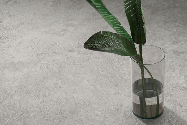 Die Caesar Hold ist eine Feinsteinzeugkollektion mit ausdrucksstarker Natursteinoptik, die die kraftvolle Ästhetik von Sedimentgesteinen auf moderne Weise interpretiert.