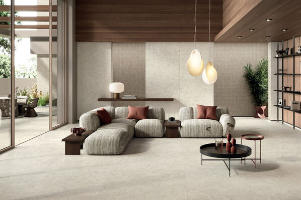 Helles Wohnzimmer, das mit der Fliesenserie Ceramiche Caesar gestaltet wurde und durch ihre zeitlose Kalksteinoptik überzeugt.