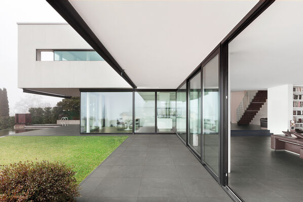 Terrasse mit grauen Fliesen in Schieferteinoptik - La Fabbrica Ava Ardesia