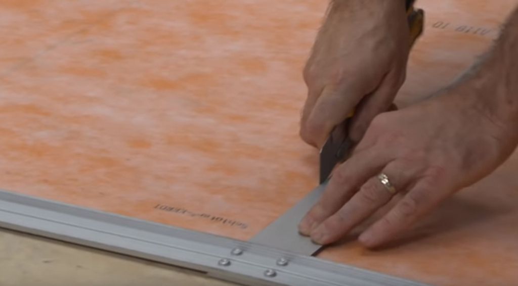 Schlüter KERDIE-BOARD-N - im fünften Schritt schneidest Du dir das passende Format aus dem Trägervlies heraus.