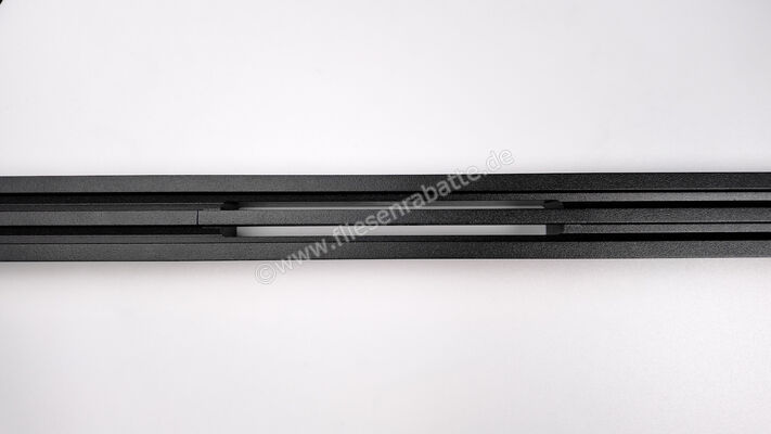  Schlüter Systems KERDI-LINE-VARIO WAVE 34 Kürzbares W-förmiges Entwässerungsprofil Aluminium MGS - alu strukturbeschichtet graphitschwarz H&ouml;he: 8 mm Breite: 34 mm L&auml;nge: 1,2 m KLVRD10MGS120 | 660232
